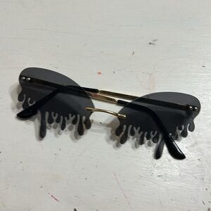Vintage Drip Sunglassess flawless with case